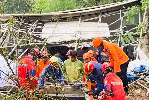 Petugas BPBD mengevakuasi korban tertimbun longsor di area wisata HeHa Waterfall Desa Cibeureum, Kecamatan Cisarua, Kabupaten Bogor, Jawa Barat, Senin (11/3/2024). (Foto: ANTARA)