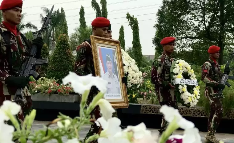 Beberapa prajurit Korps "Baret Merah" Kopassus membawa foto mendiang Letjen TNI (Purn) Doni Monardo saat upacara pemakaman militer di TMP Kalibata, Senin (4/12). (Foto: ANTARA/Genta Tenri Mawangi)