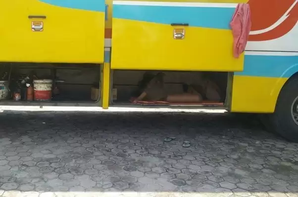Seorang sopir bus sedang beristirahat (Foto: Dok MI/MTI)