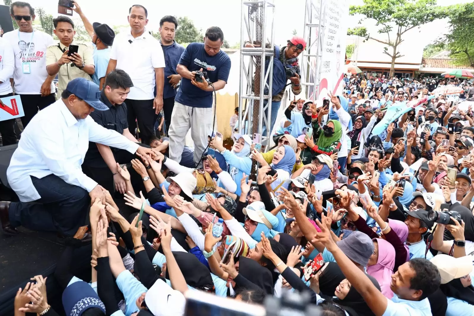 Prabowo Subianto saat bersalaman dengan para pendukung dalam acara Deklarasi 10.000 Orang Sahabat Bang Ara & Kang Jimat (Foto: Dok MI)