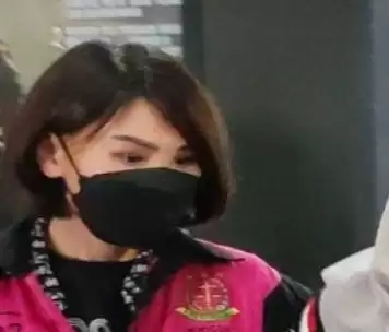 Helena Lim mengenakan rompi tahanan Kejagung (Foto: Istimewa)