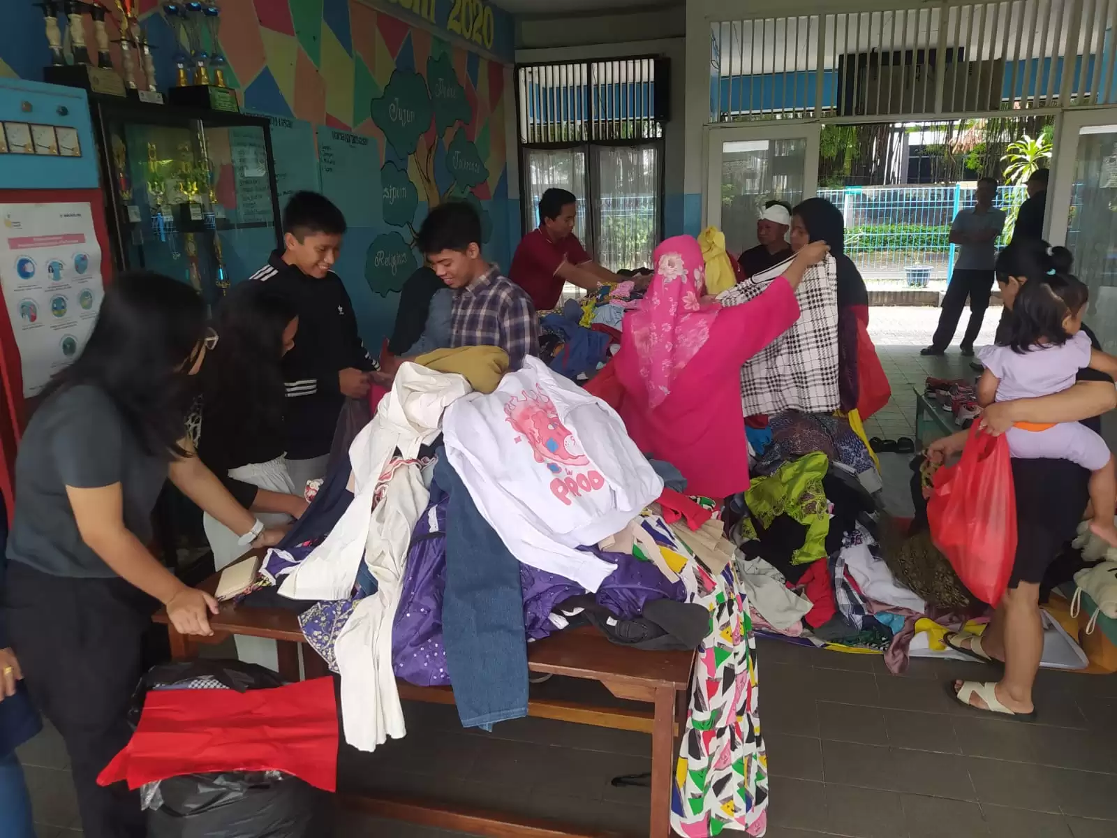 Kegiatan sosial "Garage Sale" atau penjualan baju seken yang layak pakai kepada warga sekitar sekolah, mendapat sambutan positif warga (Foto: MI/Gatot Eko Cahyono)