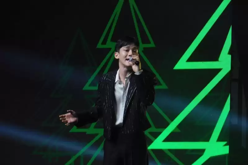 Chen EXO saat tampil dalam acara "Pre-Christmas K-Pop Concert" di Jakarta pada Sabtu (2/12) malam. (Foto: ANTARA/Lia Wanadriani Santosa)