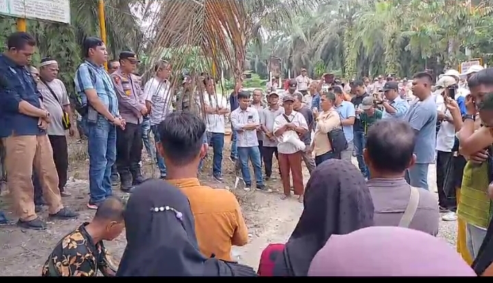 Massa geruduk PT Kimia Tirta Utama di Kampung Pangkalan Pisang, Kecamatan Koto Gasib, Kabupaten Siak, Provinsi Riau (Foto: Dok MI)