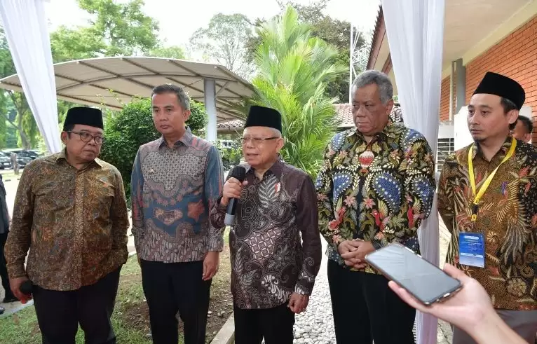Wakil Presiden Ma'ruf Amin memberikan keterangan kepada wartawan di Depok, Jawa Barat, Selasa (5/12). [Foto: ANTARA/HO-BPMI Setwapres]