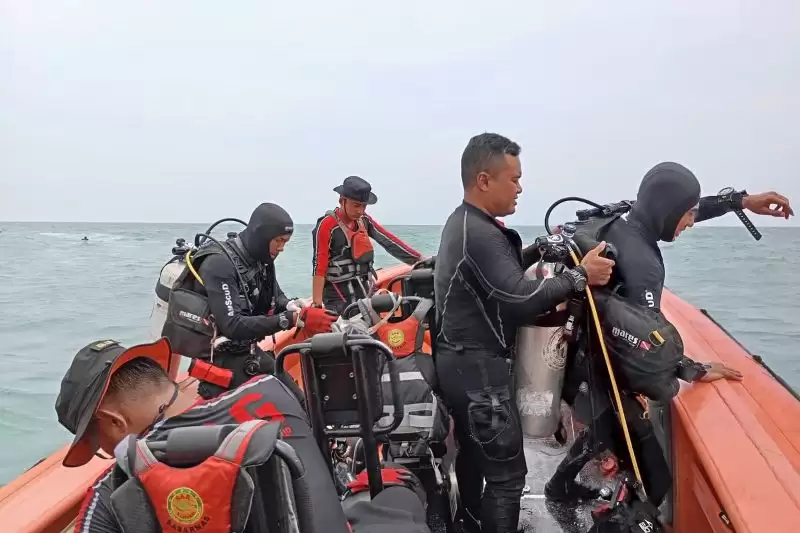 Tim gabungan melakukan pencarian, terhadap warga Taiwan yang hilang saat kapal KM Pari Kudus terbalik di perairan Pulau Rambut, Kepulauan Seribu, Provinsi DKI Jakarta [Foto: Antara]