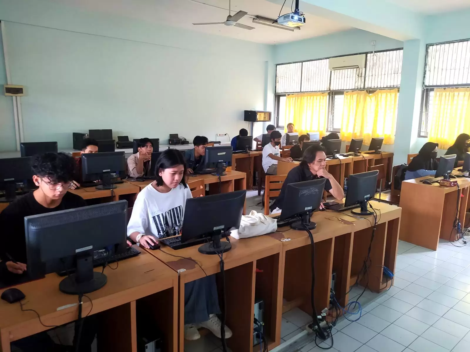 Siswa kelas XI jurusan Animasi, sedang mengerjakan karya materi kelas industri di lab komputer sekolah. (Foto: MI/Gatot Eko Cahyono)