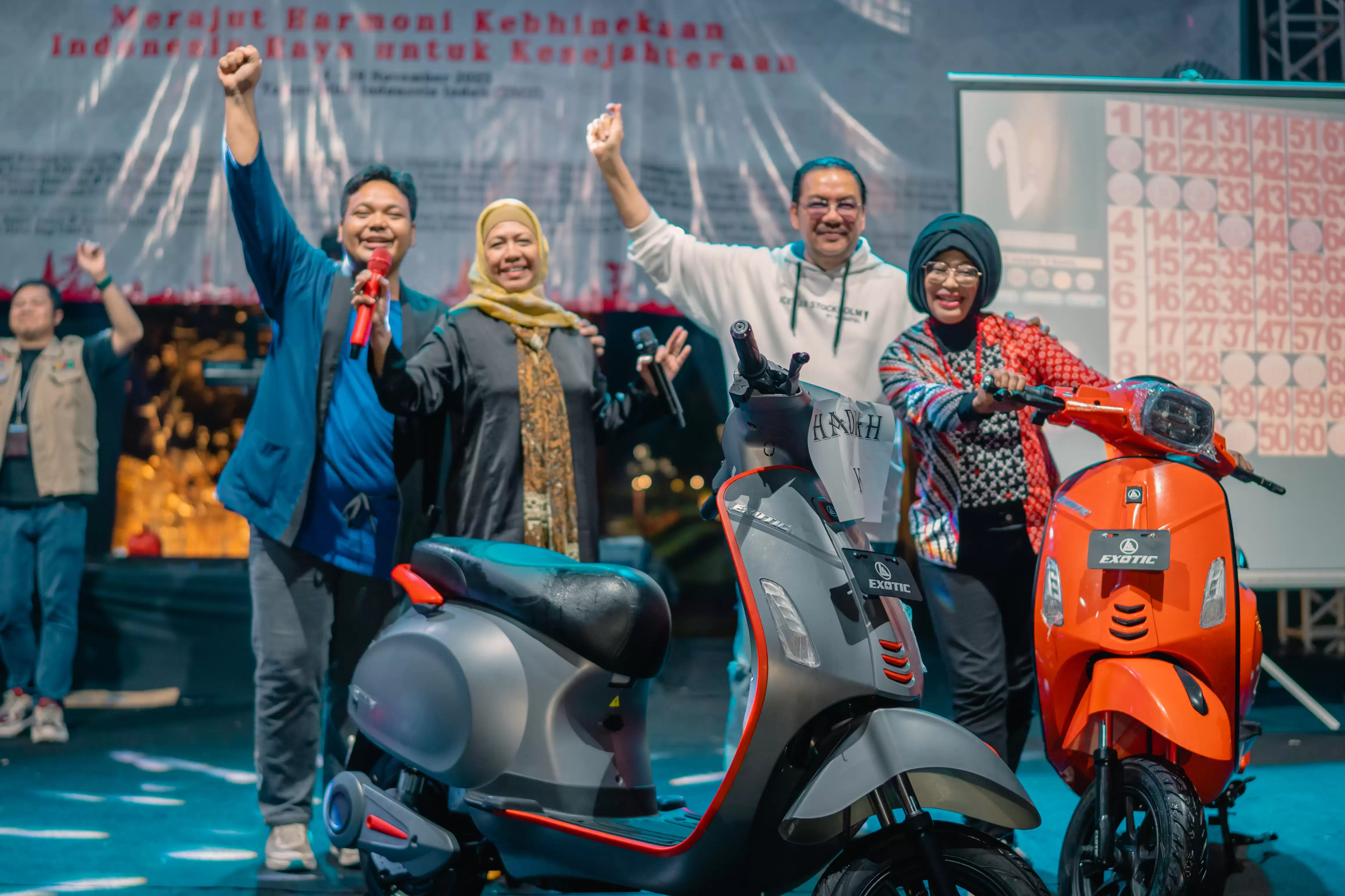 Pimpinan Wara Wiri Feskraf Sastri Bakry (kedua dari kanan) dan Ketua umum perkumpulan penulis Indonesia Satupena  Denny JA (tengah) menyerahkan hadiah Main Kim dalam acara Wara Wiri Feskraf 2023 di TMII (Foto: Istimewa)
