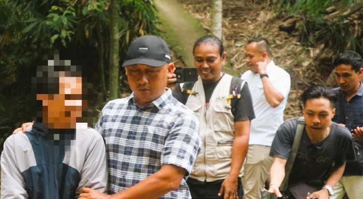 Petugas kepolisian menggiring FA, terduga pelaku pemerkosaan terhadap anak kandungnya, setelah penangkapan di rumahnya wilayah Gunungsari, Lombok Barat, NTB, Selasa (5/3/2024). (Foto: ANTARA)