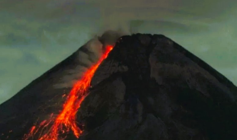 Ilustrasi - Gunung Merapi meluncurkan lava pijar dari Turi, Sleman, DI Yogyakarta, Minggu (25/4/2021). (Foto: ANTARA)