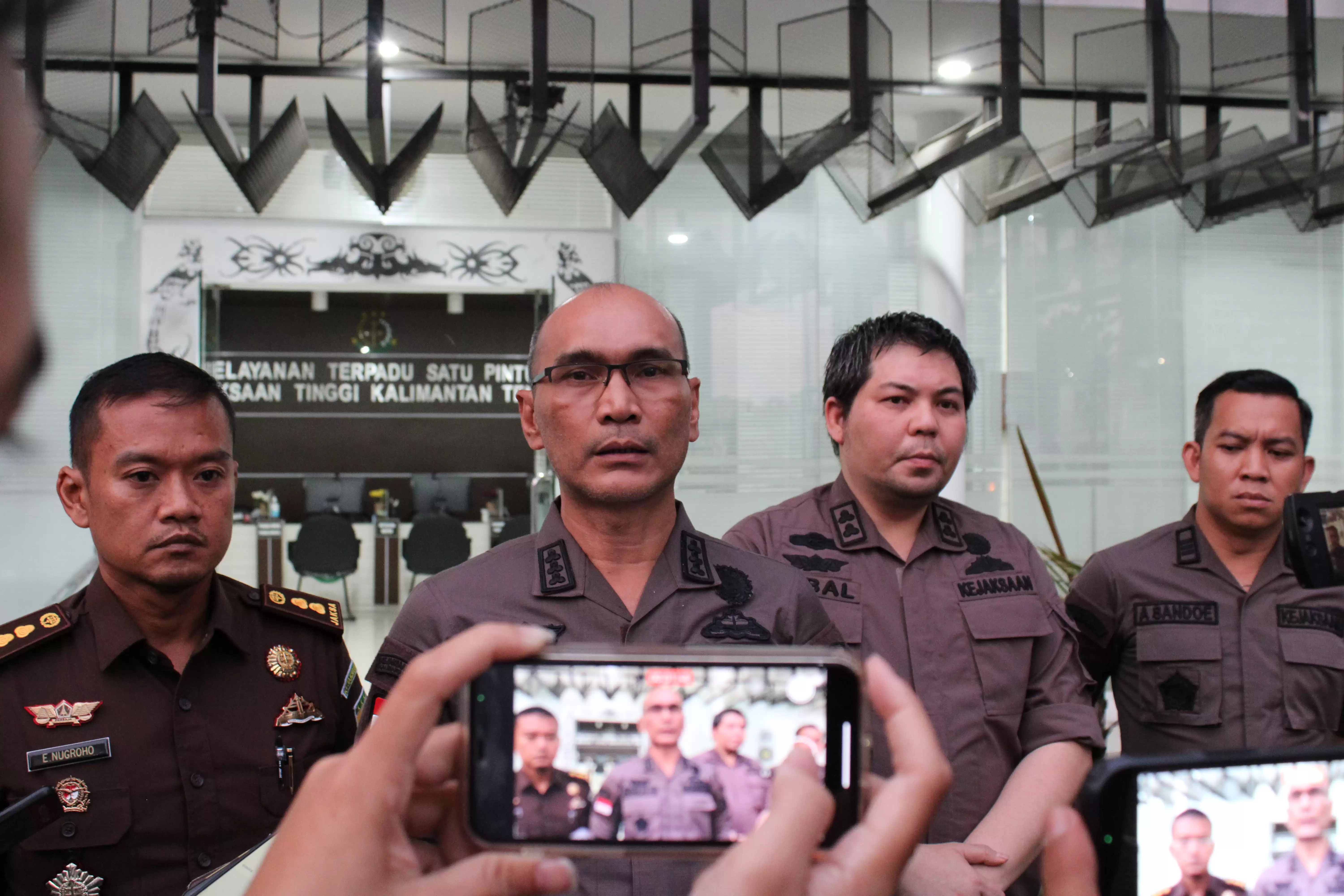 Kejati Kalimantan Tengah menahan MF selaku Direktur Utama PT Haleyora Powerindo, tersangka korupsi batu bara (Foto: Dok MI)