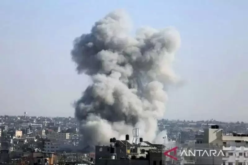 Ilustrasi asap mengepul setelah serangan udara Israel di kota Rafah di Jalur Gaza selatan, Kamis (26/10). (Foto: ANTARA/Xinhua/Khaled Omar/am)