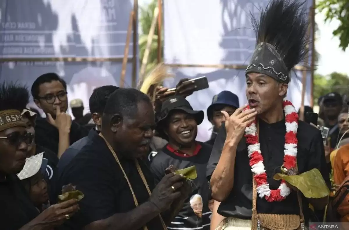 Calon presiden nomor urut 3 Ganjar Pranowo (kanan) mencicipi sagu kelapa saat melakukan kampanye perdana di Distrik Semangga, Merauke, Papua Selatan (Foto: Antara)