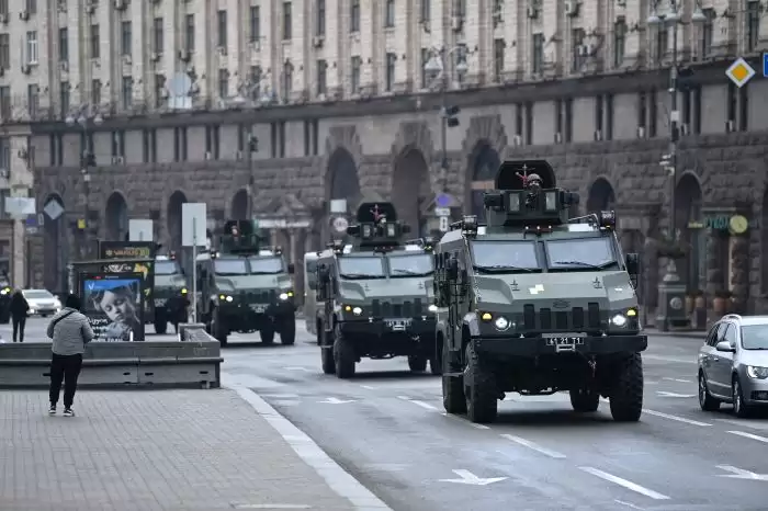 Konvoi kendaraan militer pasukan Ukraina melintas Lapangan Kemerdekaan di Kota Kiev (Foto: AFP)
