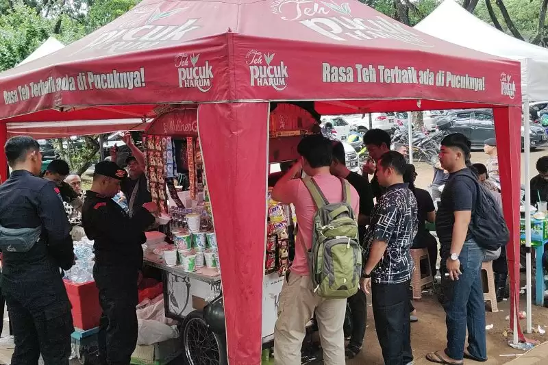Kios yang ditempati Ivan Kurniawan (32) dikerumuni oleh sejumlah pembeli saat acara debat capres di Istora Senayan, Jakarta, Minggu (7/1). [Foto: Antara]