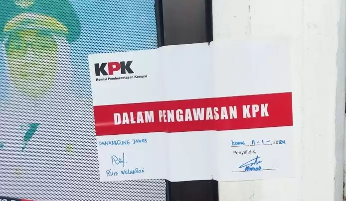 Stiker bertuliskan 'Dalam Pengawasan KPK' di pintu salah satu ruangan (Foto: Istimewa)