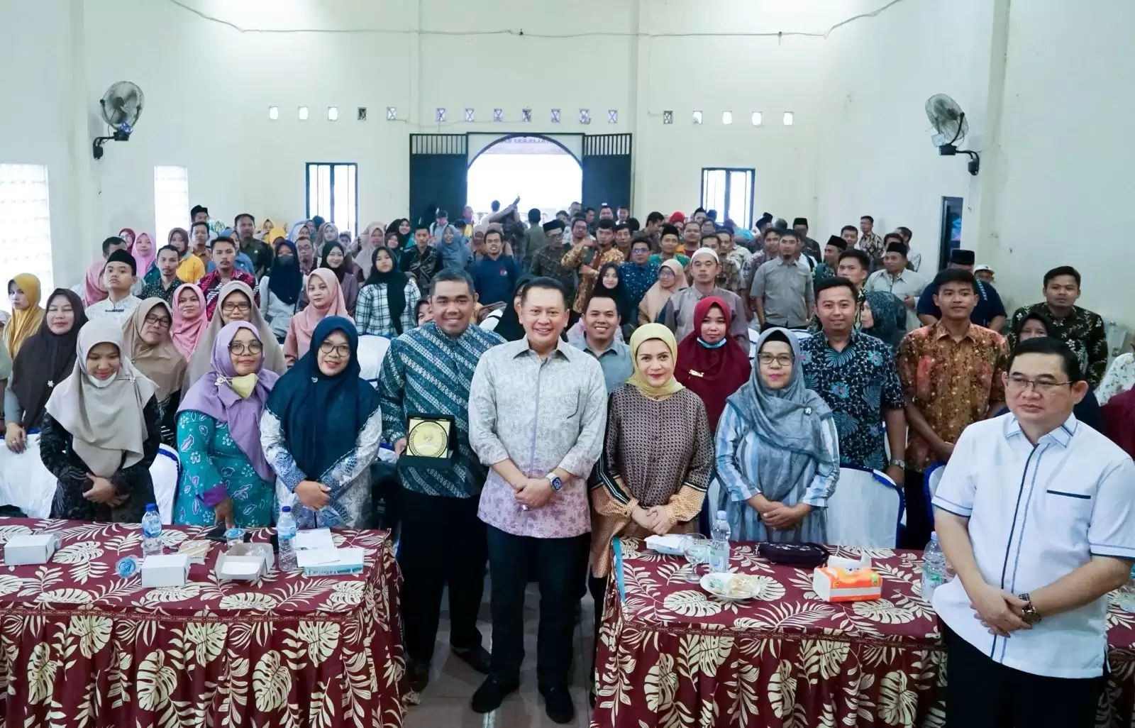 Ketua MPR RI Bambang Soesatyo, saat foto bersama Asosiasi Guru Pendidikan Agama Islam Indonesia (AGPAII) Kabupaten Purbalingga, Sabtu (27/1). [Foto: Doc. MPR]