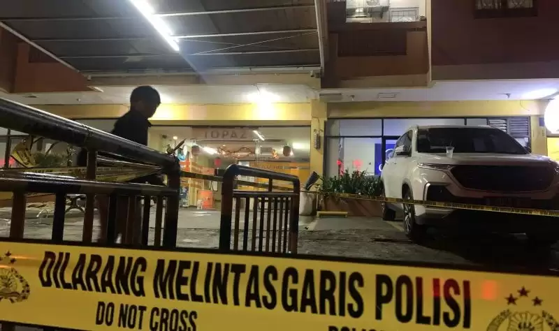 Garis polisi terpasang di lokasi kejadian bunuh diri di Apartemen Teluk Intan Penjaringan Jakarta Utara pada Sabtu (9/3/2024). ANTARA/Mario Sofia Nasution