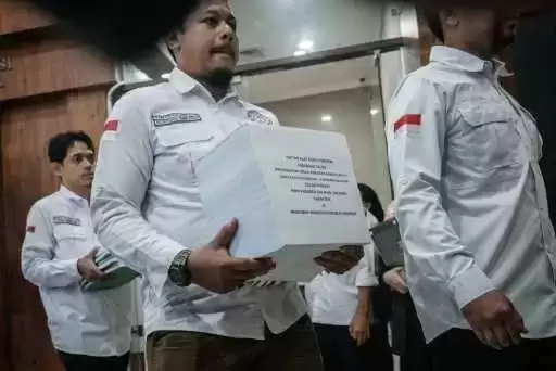 Tim Hukum Anies-Cak Imin membawa berkas berisi bukti dugaan kecurangan Pemilu 2024 ke MK (Foto: MI Rerpo AFP)