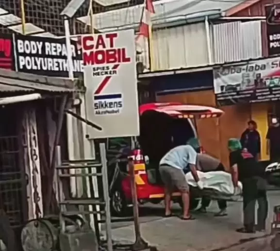 Penemuan jasad pria paruh baya berinisial L (52) di sebuah bengkel sepeda motor kawasan Cipayung, Kota Depok [Foto: Tangkapan Layar]