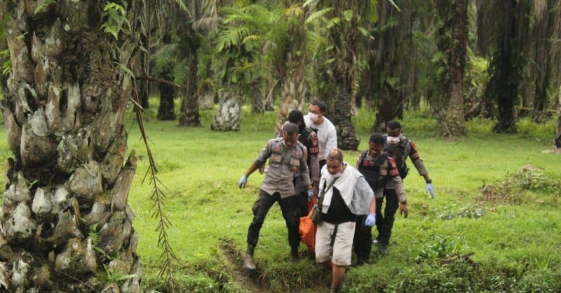 Satuan Reskrim Polresta Manokwari, Papua Barat, mengevakuasi jenazah. (Foto: ANTARA)