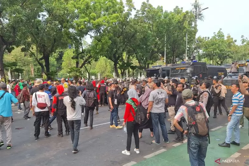 Demo buruh terkait UMP DKI Jakarta tahun 2024 di Balai Kota, Jakarta [Foto: Ant]