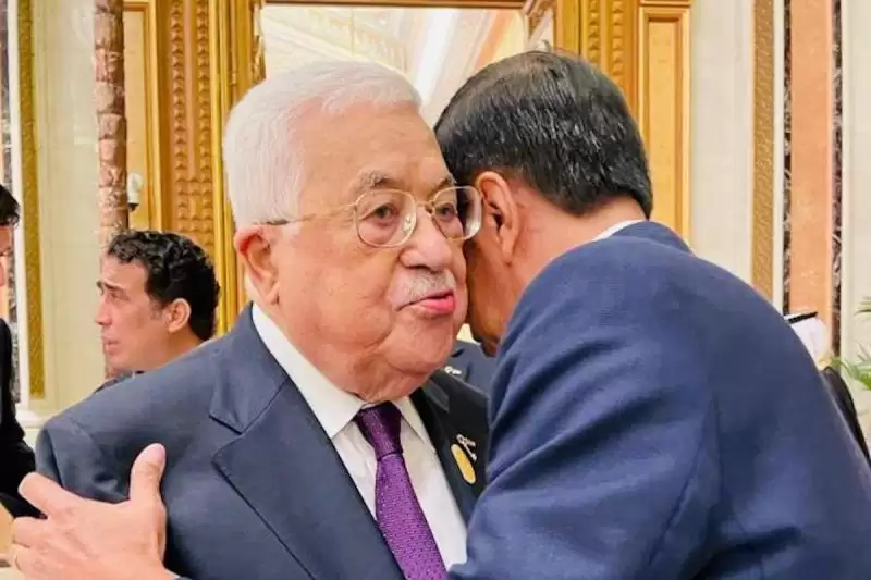 Presiden Joko Widodo (kanan) merangkul Presiden Palestina Mahmoud Abbas [Foto: Ant]