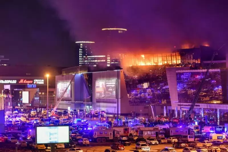 Asap membubung di atas tempat konser Crocus City Hall, yang terbakar menyusul insiden penembakan di dekat Moskow, Rusia, Jumat (22/3/2024). (Foto: Xinhua/Cao Yang)