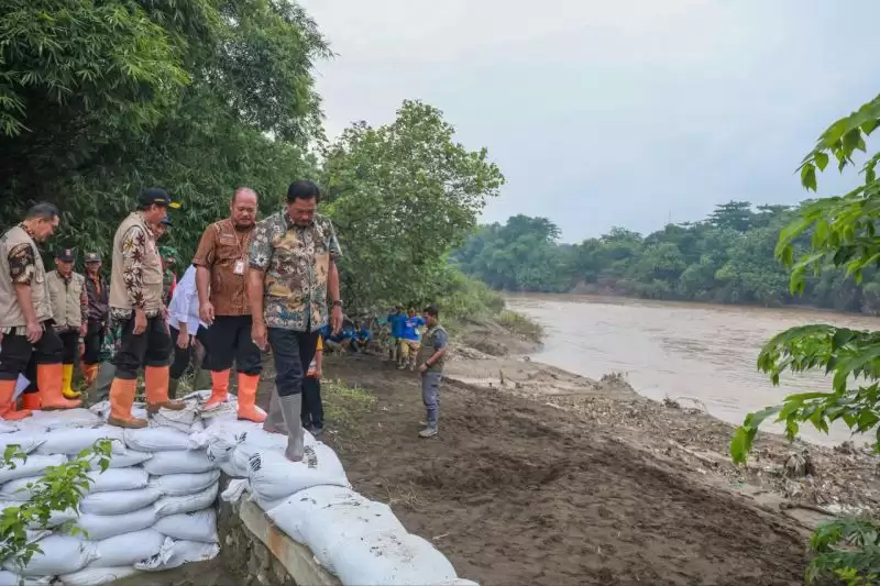 Penjabat Gubernur Jawa Tengah Nana Sudjana saat meninjau lokasi banjir di Brebes, Selasa (27/2) (Foto: Antara)