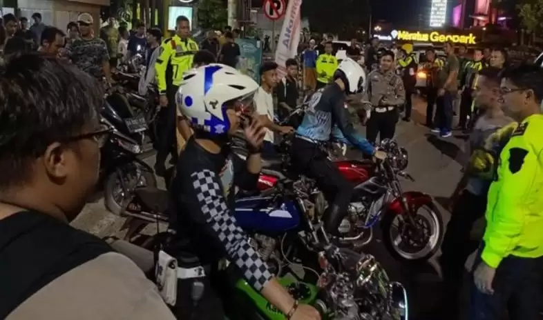 Personel Satlantas Kepolisian Resor Banjarbaru mengamankan sepeda motor yang diduga aksi balapan liar, Kota Banjarbaru, Kamis (14/3/2024). (Foto: ANTARA)