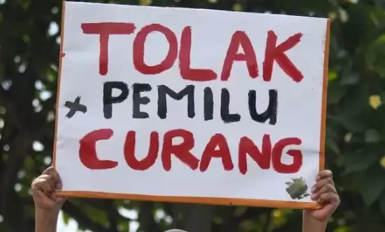 Pengunjuk rasa, Aksi Rakyat Semesta membentangkan poster di depan kompleks Parlemen Jakarta, Jumat (1/3).