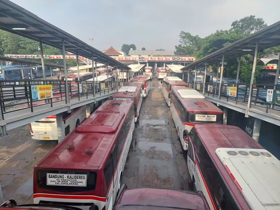 Bus Bandung - Kalideres di salah satu terminal (Foto: Dok MI/MTI)