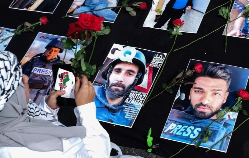 Warga menaruh bunga mawar di atas sejumlah foto jurnalis Gaza, Palestina (Foto: ANTARA)