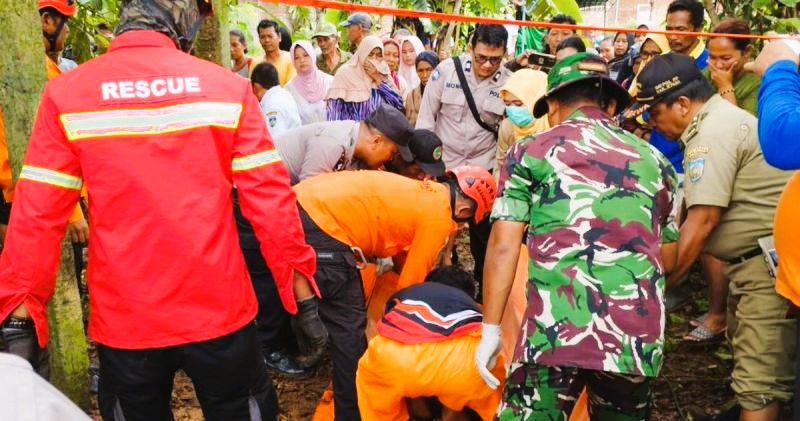 Petugas SAR gabungan mengevakuasi jenazah korban bunuh diri di dalam sumur di Dukuh Sumberrejo, Kabupaten Jepara, Senin. (Foto: ANTARA)