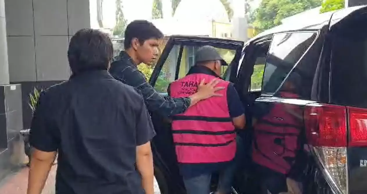 Suradi mengenak rompi tahanan Kejaksaan memasuki mobil (Foto: Dok MI)