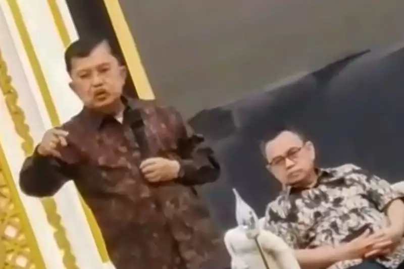 Wakil Presiden RI ke-10 dan ke-12, HM Jusuf Kalla (kiri) saat menghadiri silaturahim Presidium Gerakan Rakyat Sulawesi Selatan Timnas Pemenangan AMIN [Foto: ANTARA]