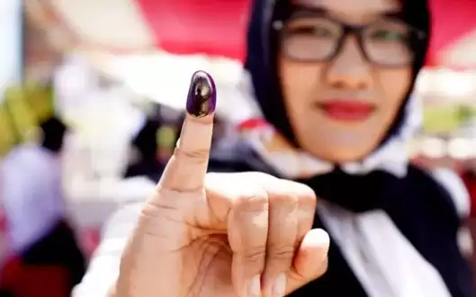 Seorang warga menunjukan jari yang telah diberi tinta usai mengikuti simulasi pemungutan dan penghitungan suara (Foto: MI/Repro Antara)