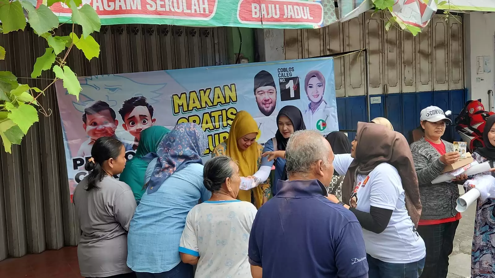 Mahardika Sukarno bersama Niken Norma Yunita kembali bagikan makan gratis (Foto: MI/JK)