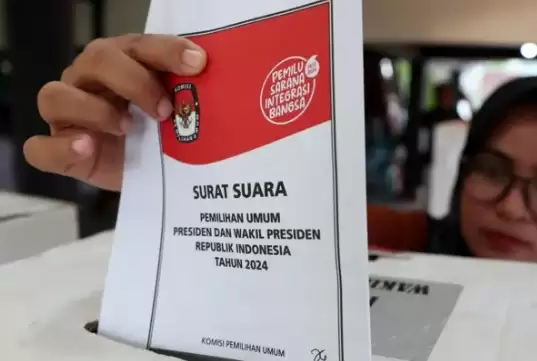 Seorang pemilih memasukan surat suara ke kotak suara pemilu 2024 (Foto: MI Repro Antara)