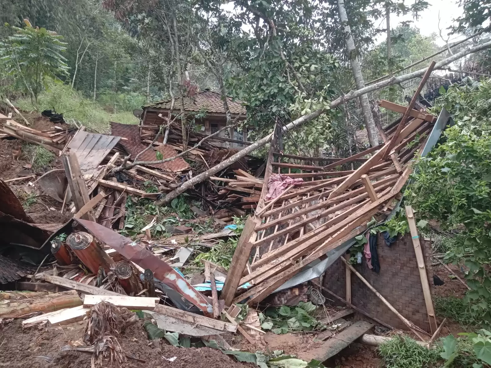 Kondisi rumah yang rusak di KBB akibat diterjang longsor (Foto: BPBD KBB)