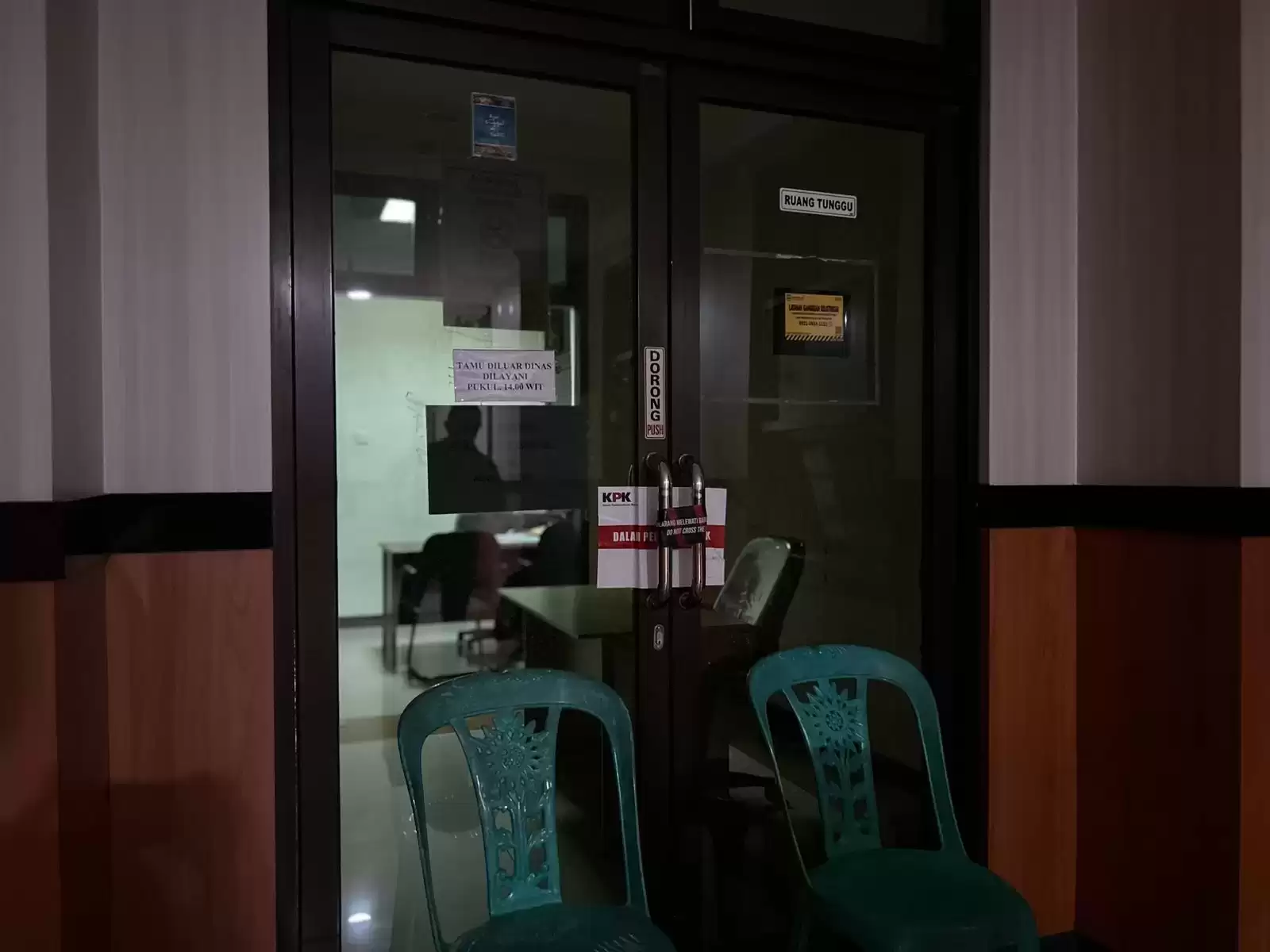 KPK segel ruang kerja Gubernur Maluku Utara, Abdul Gani Kasuba (Foto: Dok MI)