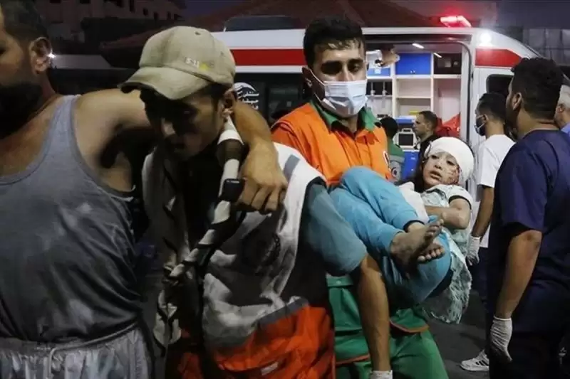 Petugas medis membawa korban serangan Israel ke sebuah rumah sakit di Gaza. (Foto: ANTARA/Anadolu)