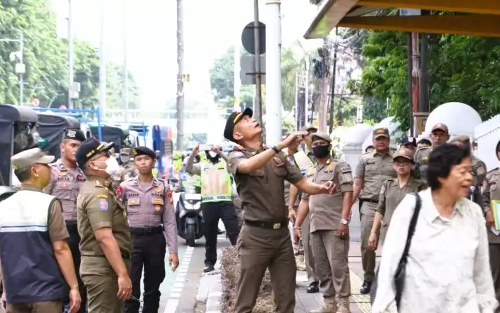 Satuan Polisi Pamong Praja (Satpol PP) DKI Jakarta saat pelaksanaan razia Bulan Tertib Trotoar (BTT) di Jakarta pada 5-7 Maret 2024. (Foto: ANTARA)