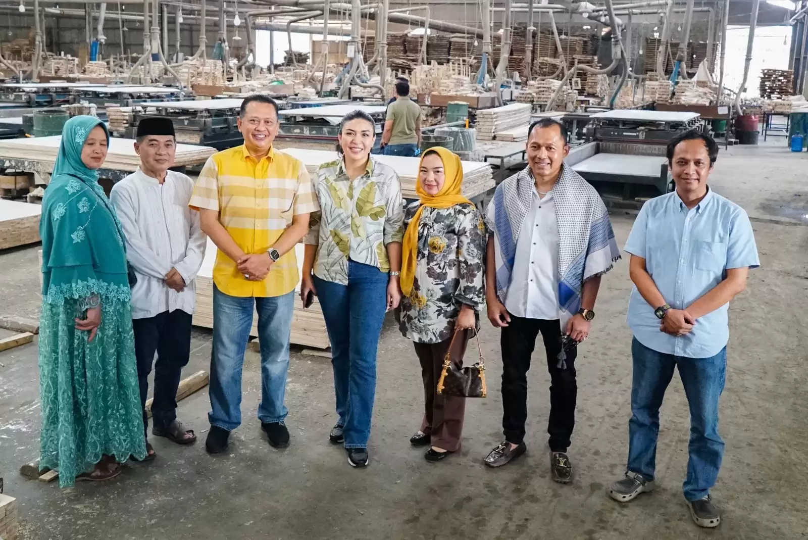 Ketua MPR RI Bambang Soesatyo (baju kuning), saat mengunjungi pabrik pengolahan kayu Banjarnegara-Wonosobo [Foto: Doc. MPR RI]