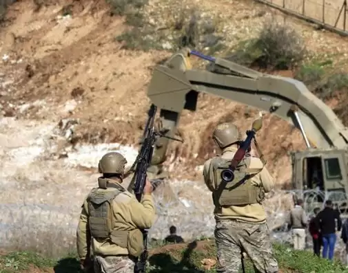 Tentara Lebanon mengamati buldoser milik Israel yang sedang digunakan untuk membangun pagar pertahanan dekat perbatasan Lebanon-Israel [Foto: Antara]