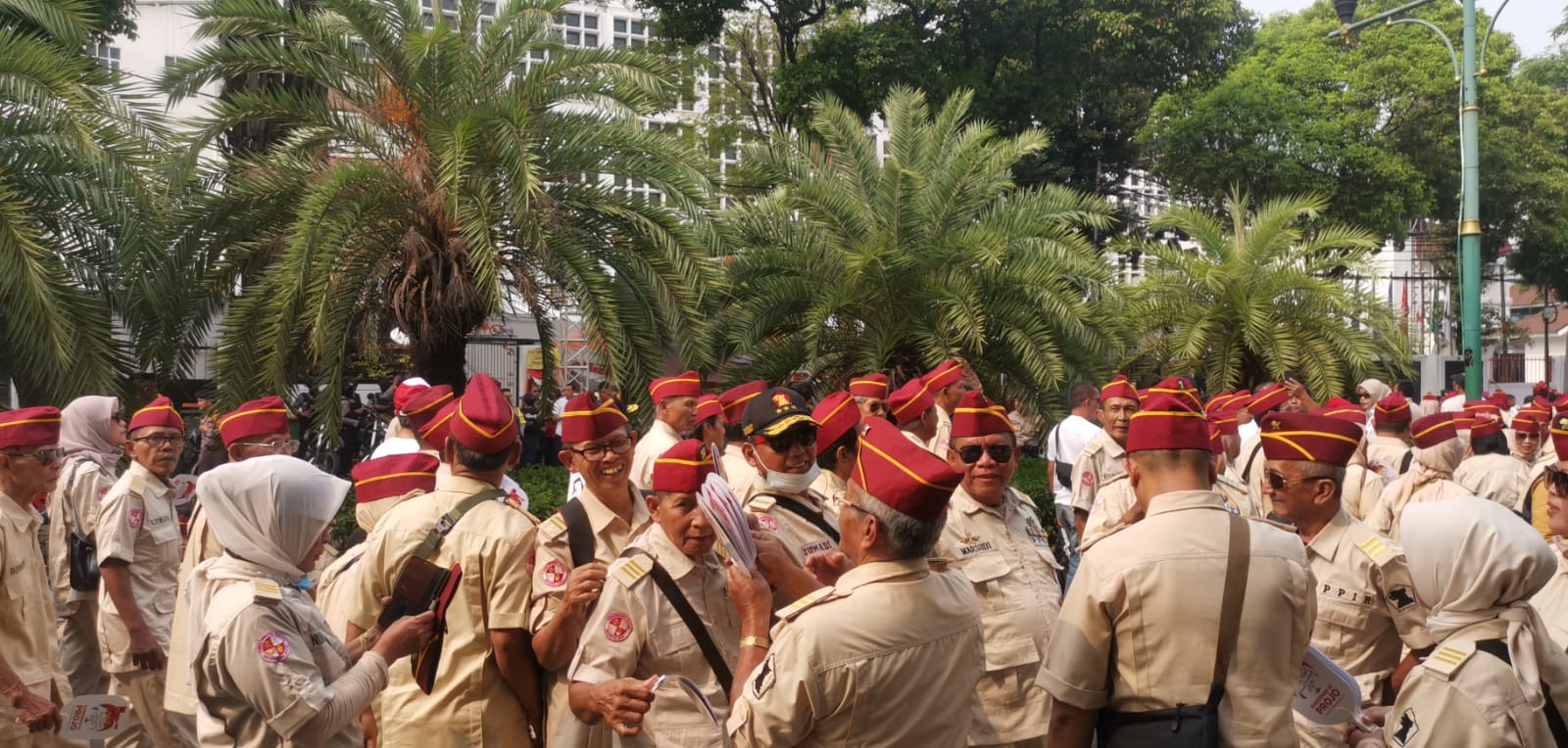 Sejumlah Veteran kawal pendaftaran Prabowo-Gibran [Foto: MI/Dhanis]