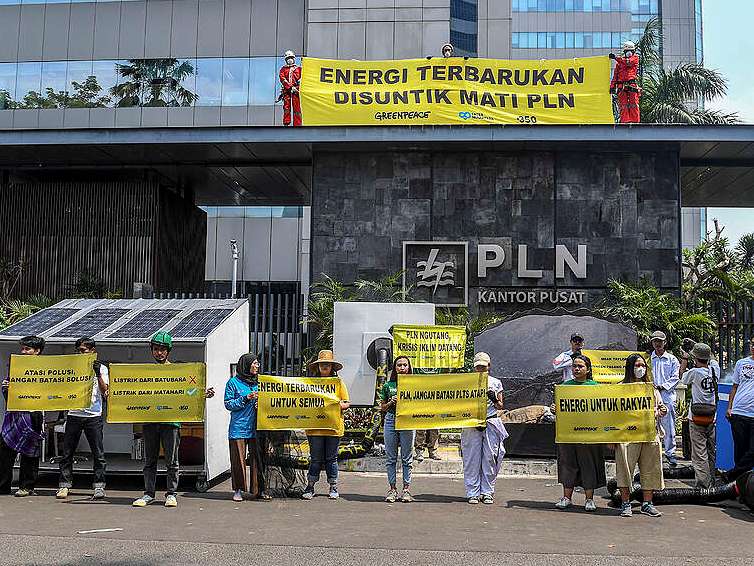 Aktivis Greenpeace Protes ke Kantor PLN Pusat (Foto : Greenpeace)