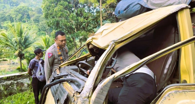 Kasatlantas Polres Cimahi AKP Sudirianto saat melaksanakan (TKP) kecelakaan sebuah truk yang mengakibatkan lima orang meninggal,Jumat (26/1/2024). (Foto: ANTARA)