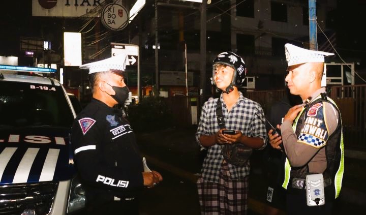 Dokumentasi anggota Satlantas Polres Sukabumi Kota saat memberikan imbauan kepada pengendara yang menggunakan knalpot brong. (Foto: ANTARA)