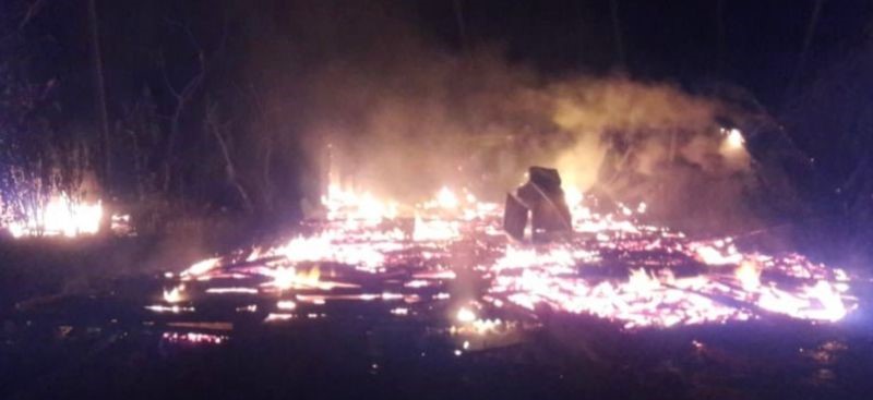 Kebakaran rumah warga di Kabupaten Mukomuko, Senin (1/1/2024) ( Foto: ANTARA)